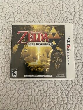 The Legend of Zelda: A Link Between Worlds (Nintendo 3DS, 2013) •••CASE ONLY